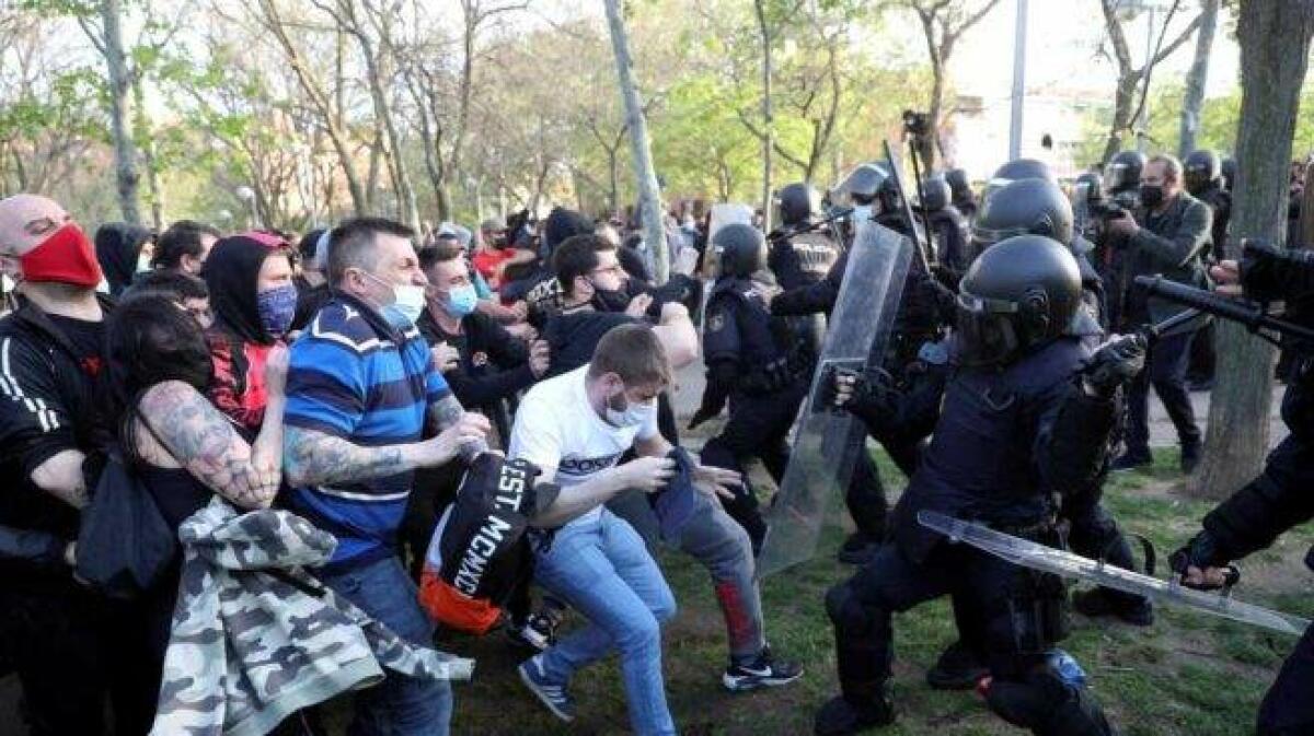 Cuatro detenidos y veinte policías heridos tras el ataque de los violentos en el mitin de Vox en Vallecas