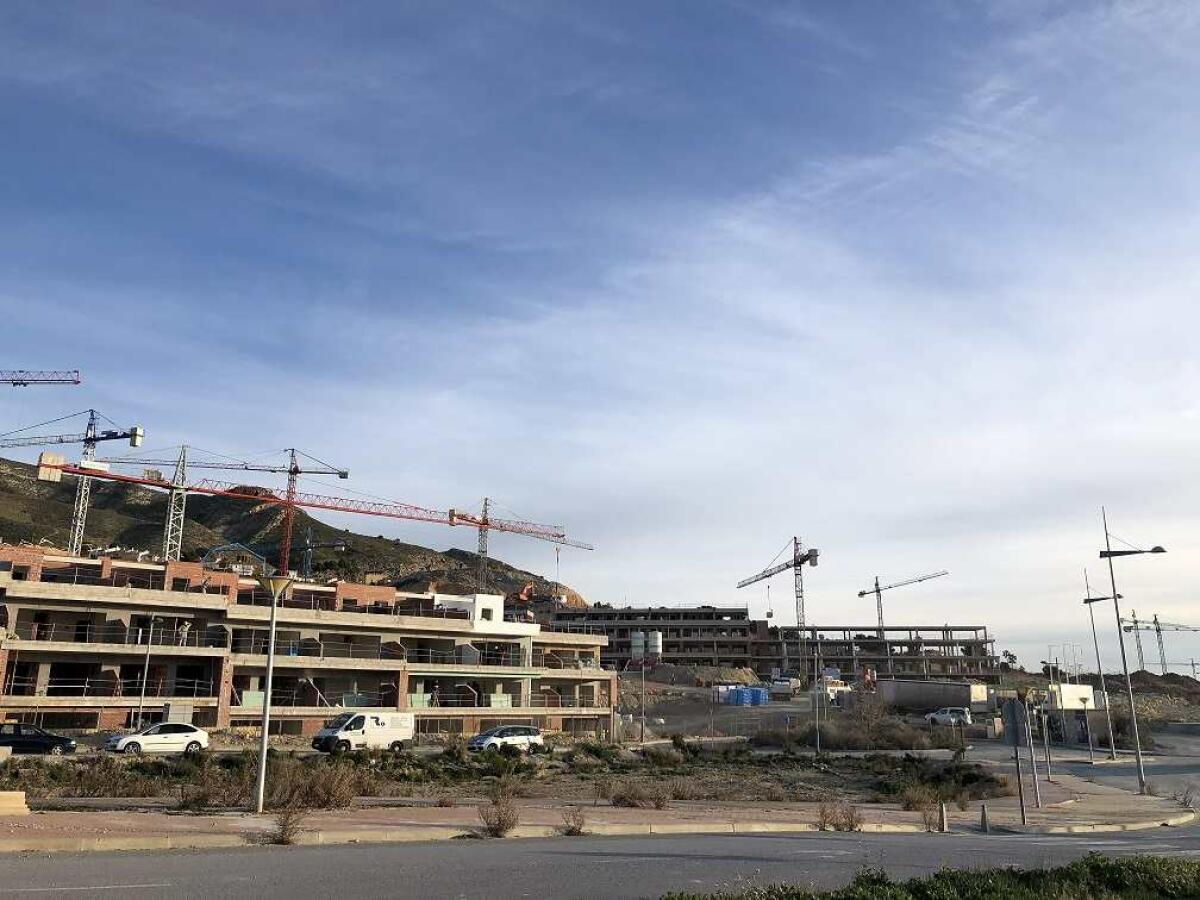 Las empresas que inviertan y generen empleo en Finestrat pagar&aacute;n menos licencia de obra. 