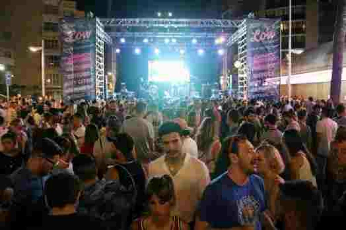 Benidorm &middot; Cerca de 3.000 personas dan la bienvenida al Low Festival en la Playa de Levante