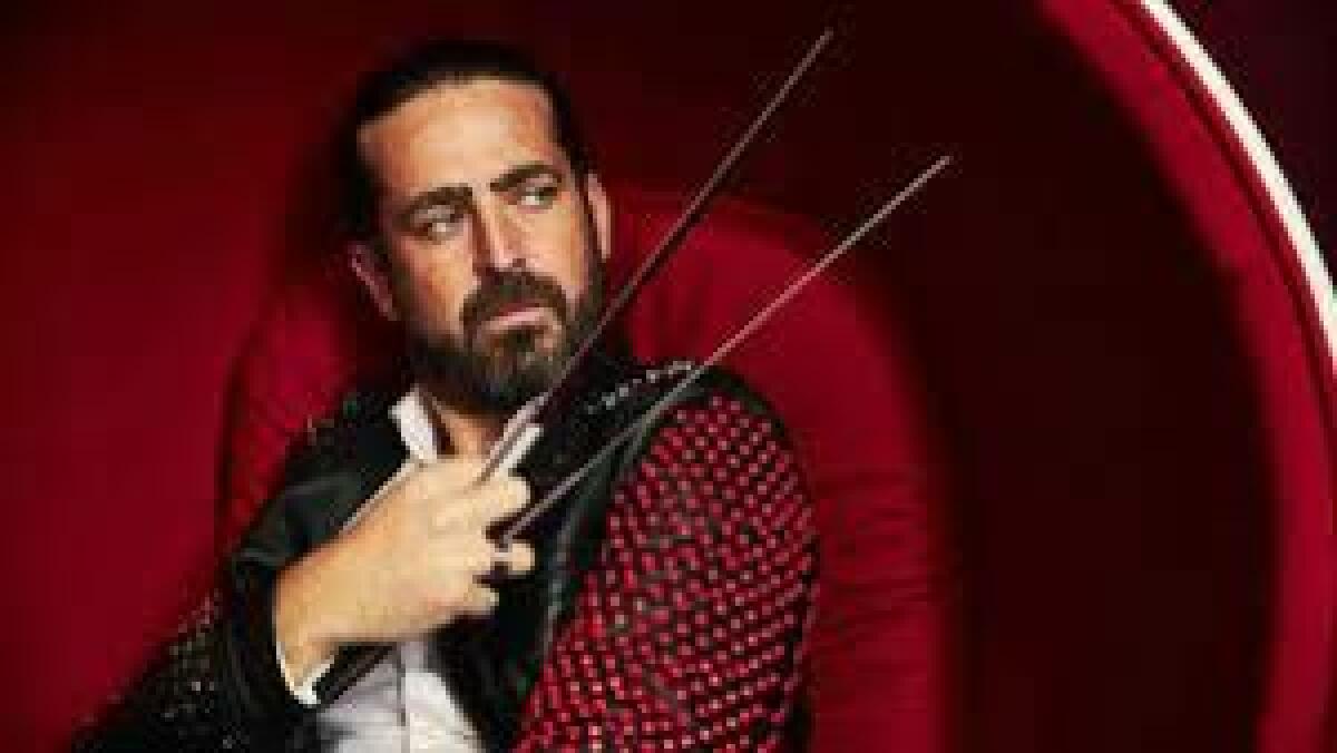 Emilio García, el 'samurái' valenciano que corta el jamón con una katana