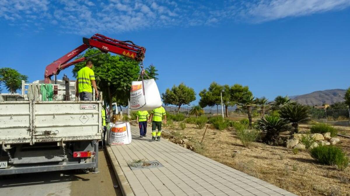 El Ayuntamiento aborda la rehabilitación del parque de la calle Bussot antes del inicio de curso escolar en el nuevo colegio Gasparot