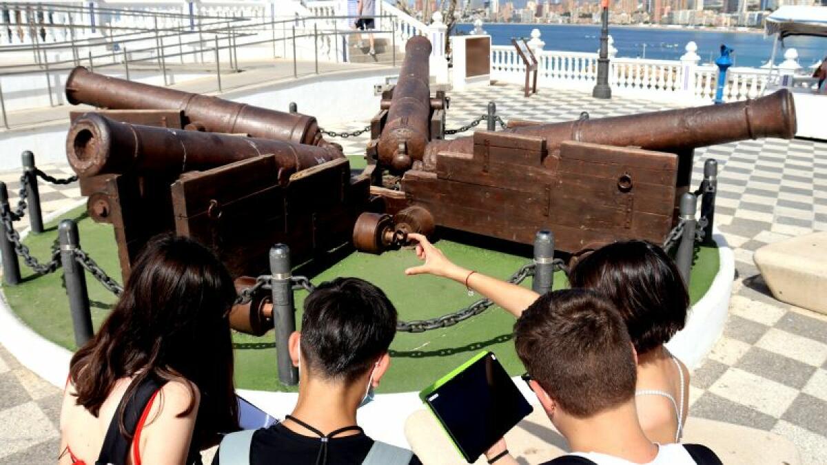 Alumnado del IES Bernat de Sarrià realiza una yincana matemática por las calles y plazas del Casco Antiguo