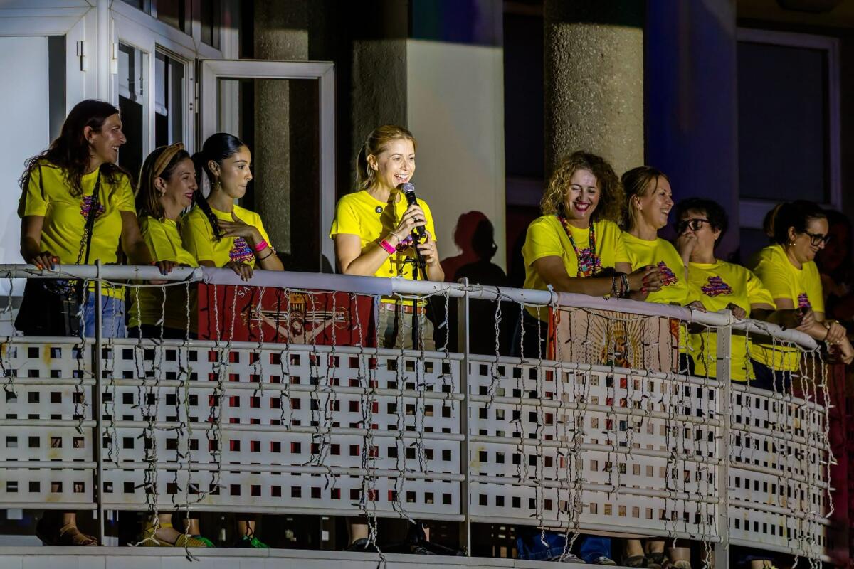 M&aacute;s de 1.000 festeros participan en la tradicional &ldquo;arrepleg&agrave; de barraques&raquo; que marca el inicio de las Fiestas Patronales de Finestrat