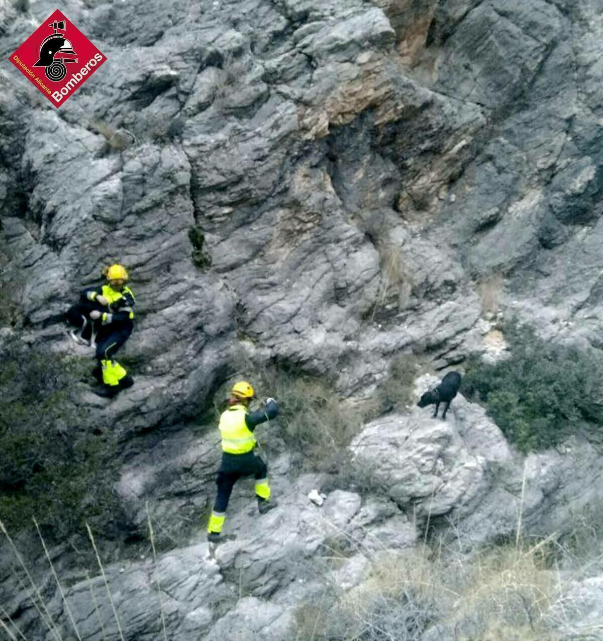 RESCATE DE DOS CANES EN ALTEA