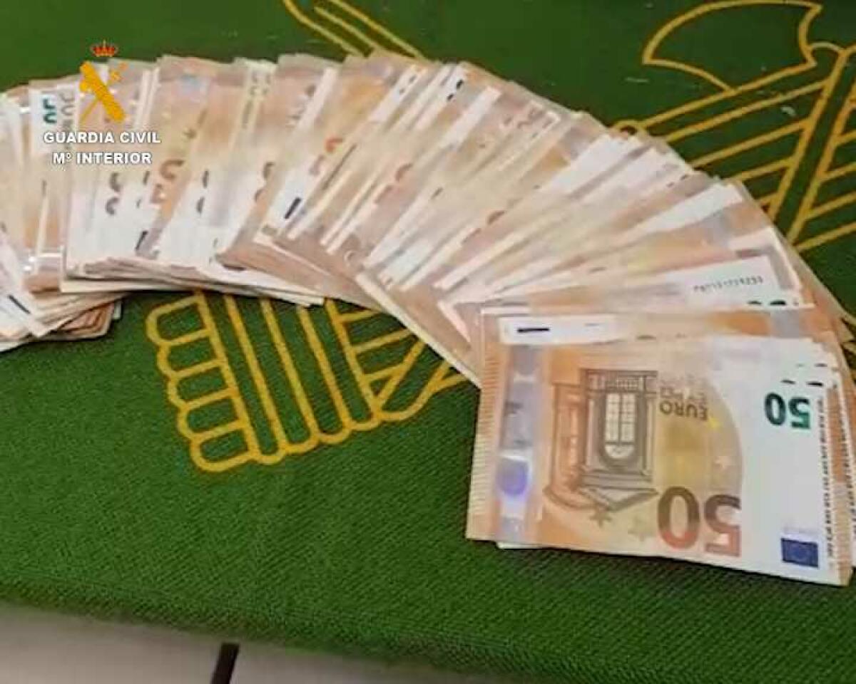 La Guardia Civil desmantela un laboratorio de medicamentos fabricados artesanalmente, con fertilizantes para uso agr&iacute;cola.