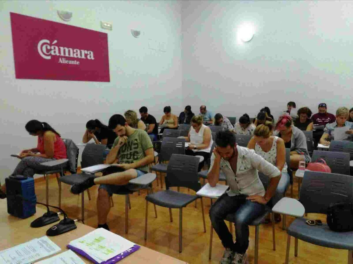 M&aacute;s de 35 personas realizaron la prueba de nivel del curso de ingl&eacute;s que organiza la concejal&iacute;a de juventud de Finestrat