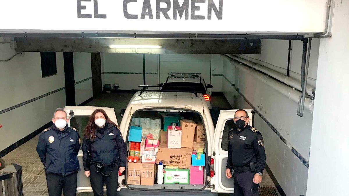 La Policía Local de Benidorm entrega a Cáritas más de 2.000 euros en productos de higiene y juguetes