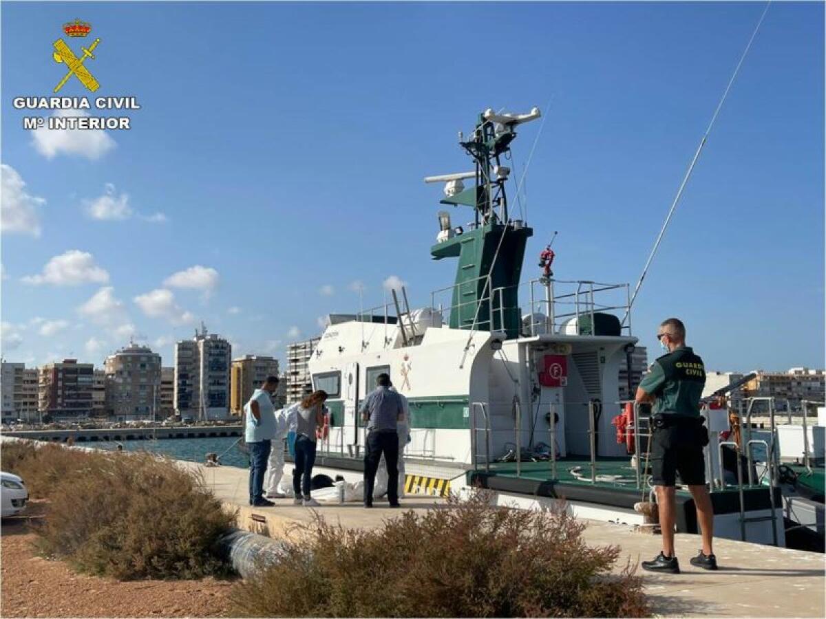 La Guardia Civil recupera en aguas de Alicante y Murcia los cuerpos sin vida de siete personas