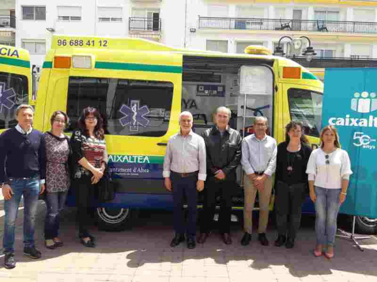 Altea renueva una de sus ambulancias con la colaboración de Caixaltea