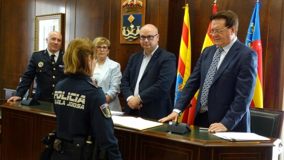 Siete nuevos oficiales de la Policía Local toman posesión de su cargo en la Vila Joiosa