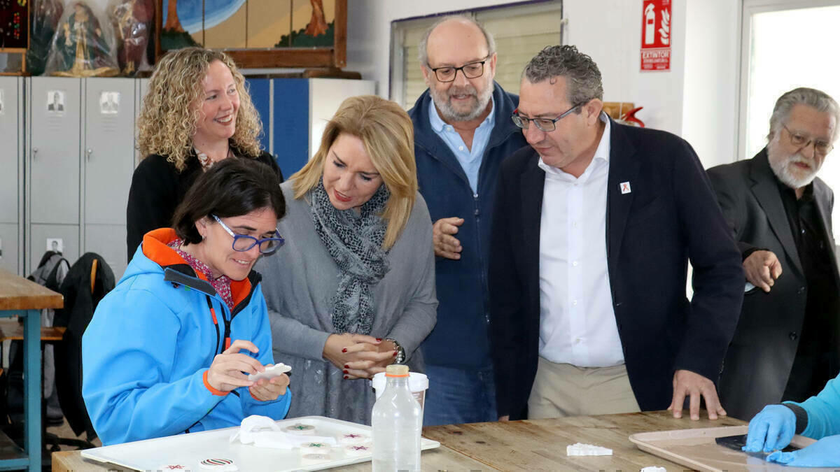 El alcalde acompaña a la vicepresidenta segunda del Consell en su visita al Centro Doble Amor