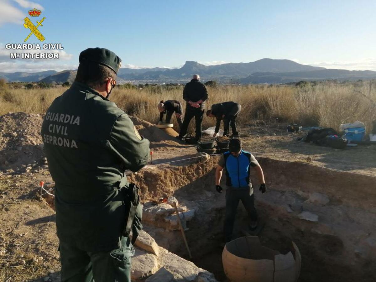 La Guardia Civil colabora en la recuperación de una vasija de alto interés arqueológico