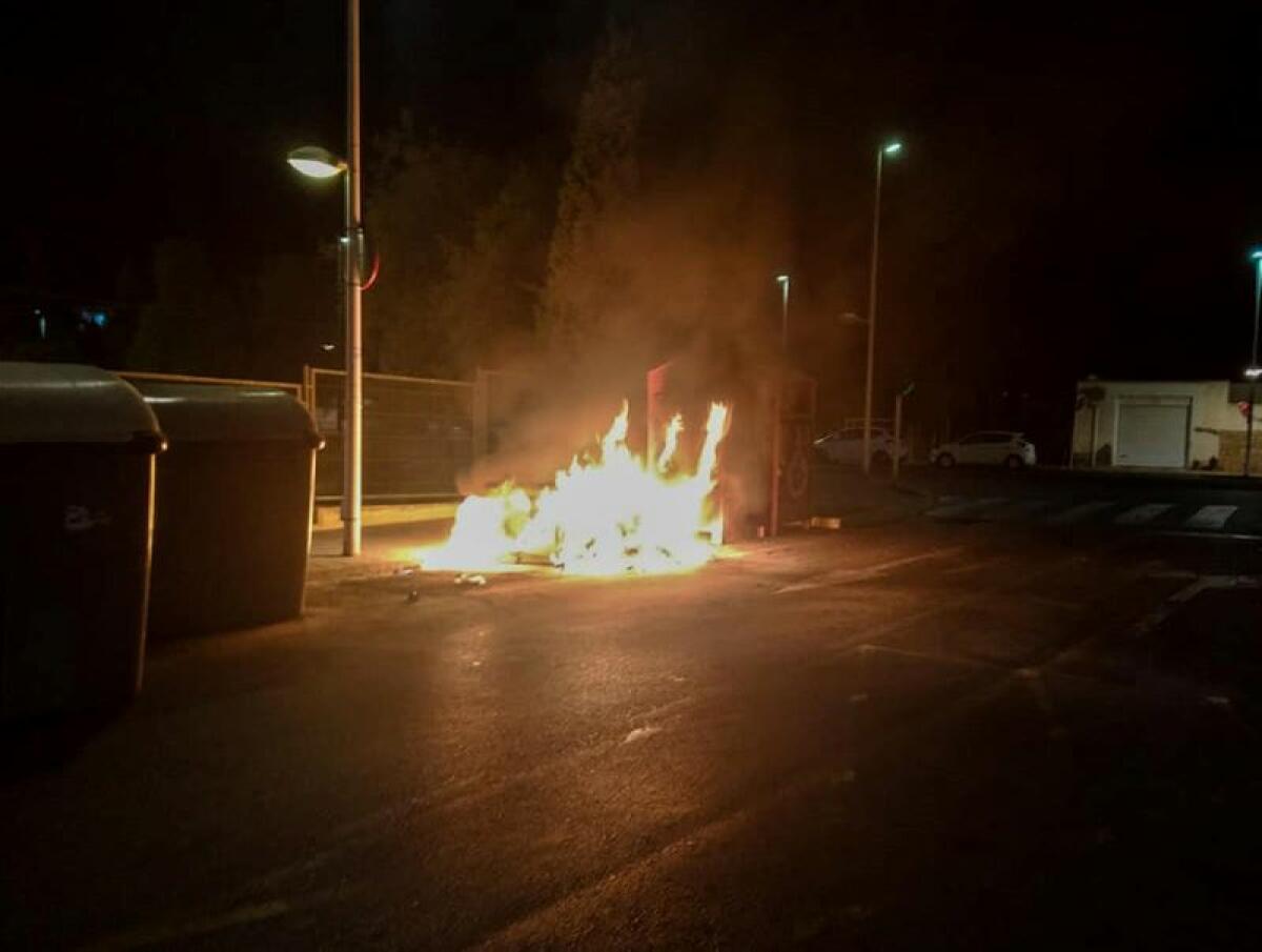 Policía Local pide ayuda ciudadana para identificar a las personas que han quemado una treintena de contenedores en la Vila Joiosa