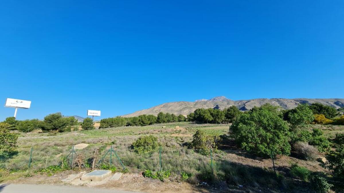 FINESTRAT PROMUEVE LA CONSTRUCCIÓN DE UN CENTRO DEPORTIVO DE TENIS Y PÁDEL EN EL ANTIGUO PITCH & PUTT DE SIERRA CORTINA