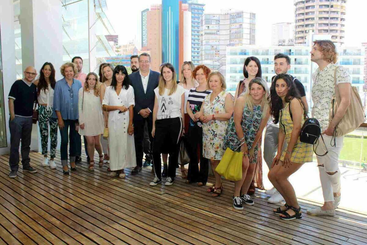 J&oacute;venes dise&ntilde;adores de moda de ba&ntilde;o visitan el Ayuntamiento de Benidorm