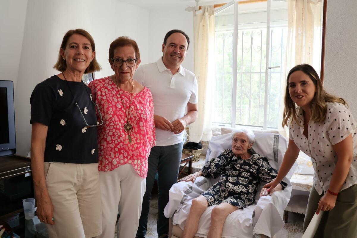 UNO DE LOS PRIMEROS EDIFICIOS TURÍSTICOS DE LA CALA LLEVA SU NOMBRE, "APARTAMENTOS MARÍA". HOY HA RECIBIDO LA FELICITACIÓN DEL ALCALDE JUANFRAN PÉREZ LLORCA