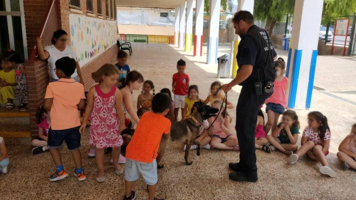 Más de 5.000 alumnos y alumnas participaron en las jornadas de protección animal y de prevención de la drogadicción realizadas por la Policía Local en los centros educativos de la Vila Joiosa