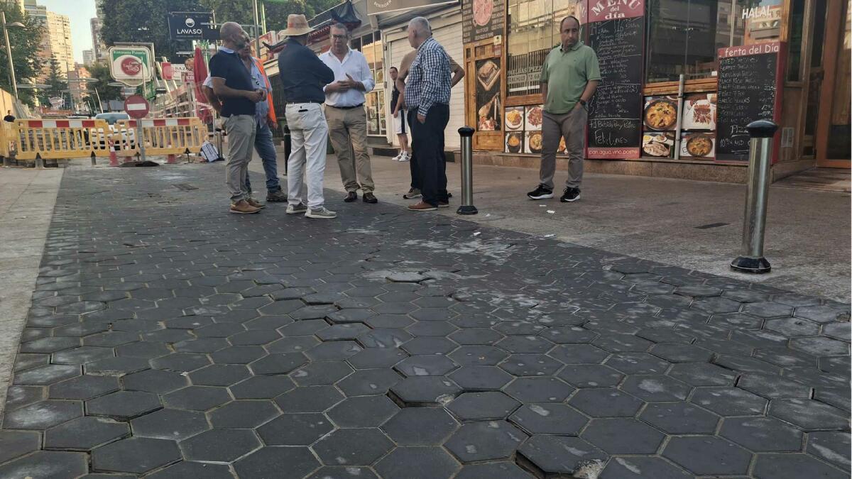 Benidorm renueva el pavimento de la calle Juan Rodr&iacute;guez que se encontraba muy deteriorado por el paso de veh&iacute;culos pesados 