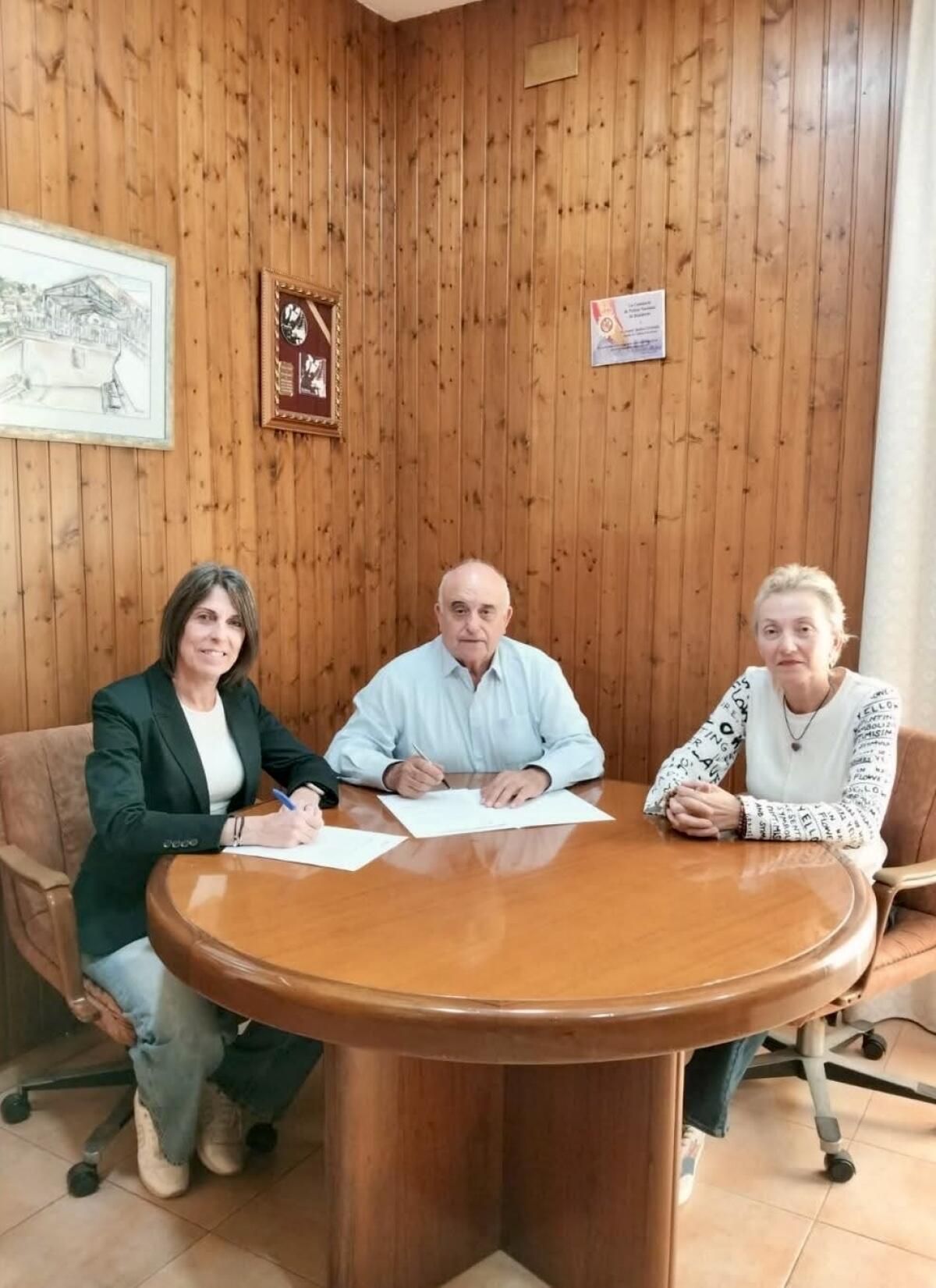 Callosa d’en Sarriá renueva los convenios de colaboración con la Associació de Amics de la Música y Colla El Pinyol