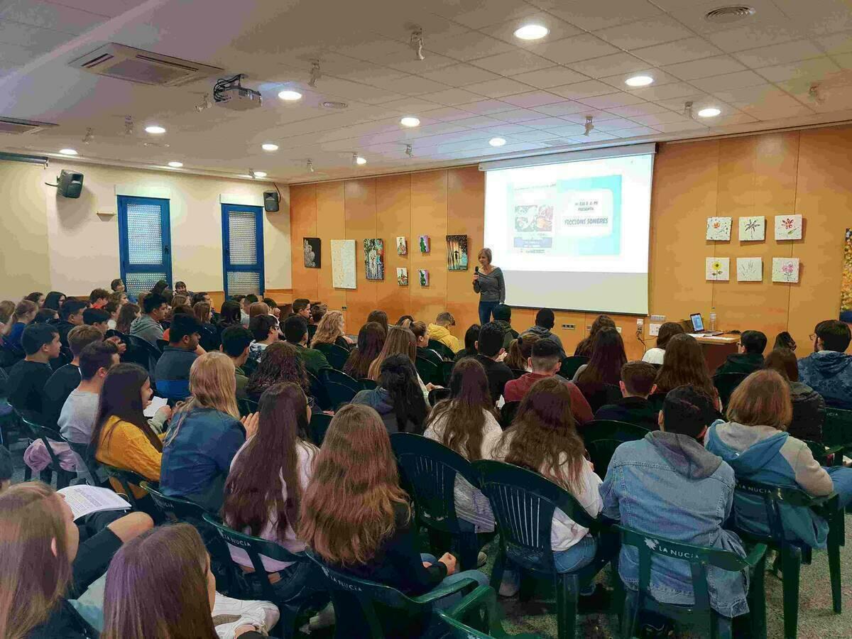 Los alumnos del IES La Nucía dan “la vuelta al mundo” 
