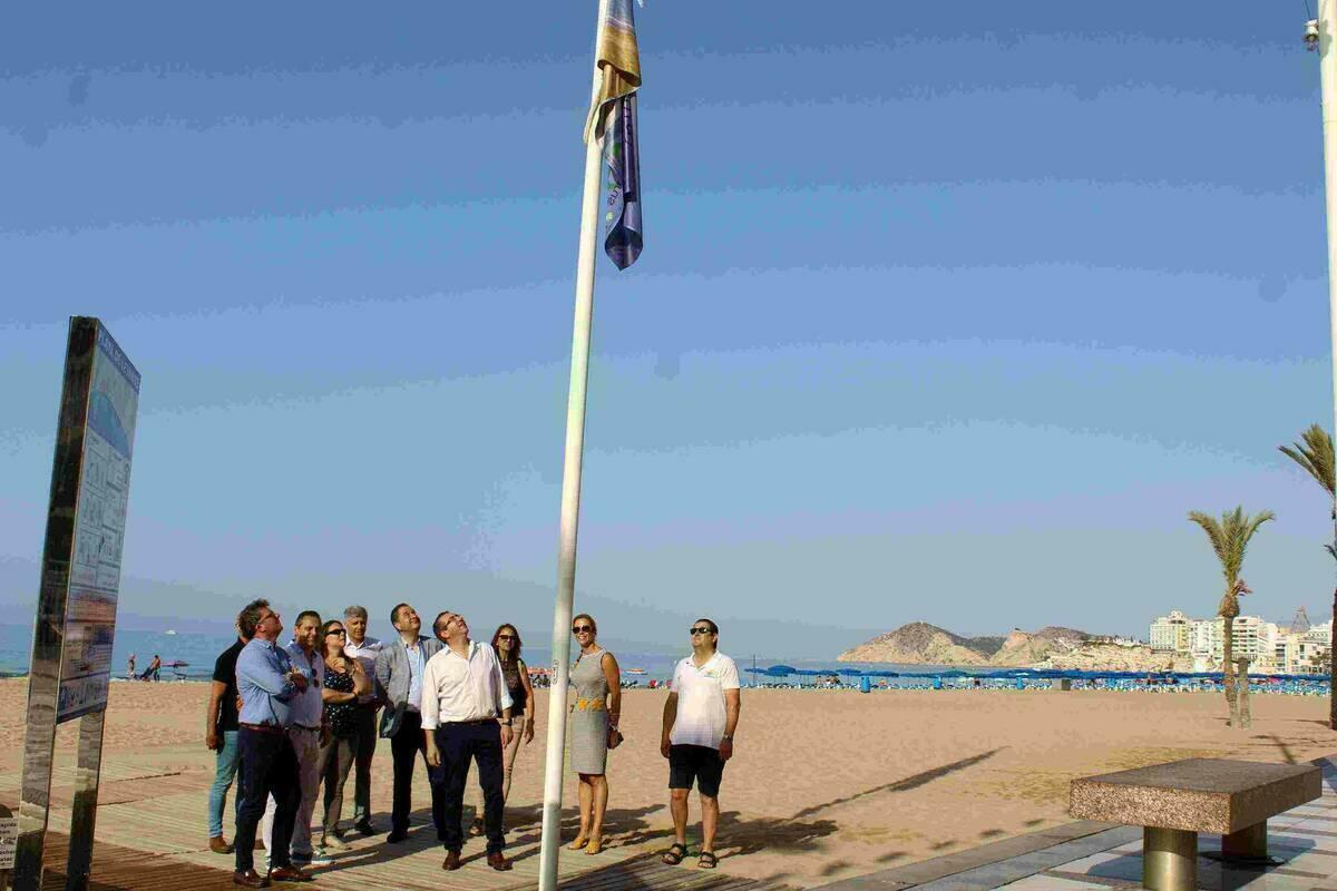   Las playas de Benidorm ya lucen sus nuevas banderas Q de Calidad Tur&iacute;stica 