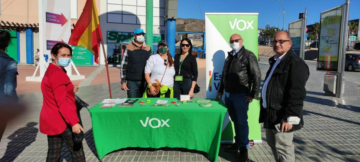 VOX Marina Baja recibe el apoyo de afiliados y simpatizantes en Finestrat y Benidorm