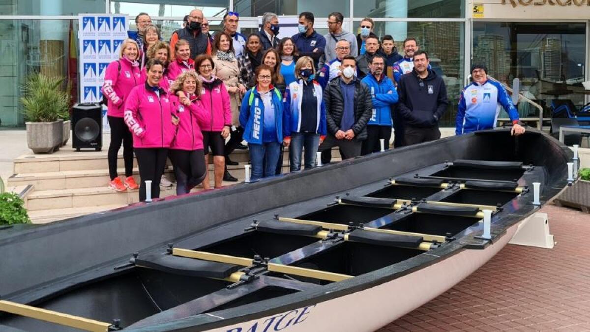 Los equipos de remo del Náutico de Benidorm estrenan mañana en competición un nuevo llaüt