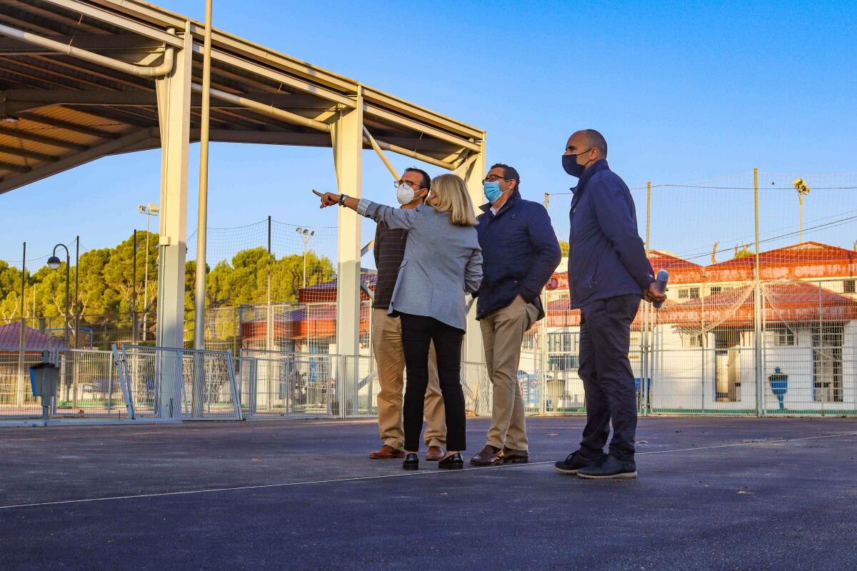 Deportes renueva las pistas de fútbol sala y voleibol del ‘Guillermo Amor’