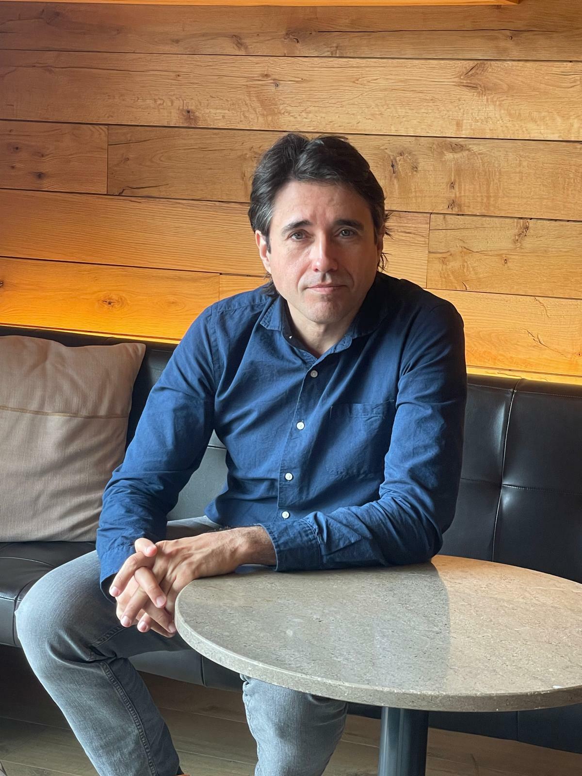Toni Montesinos: “Me he formado en la lectura voraz y en el análisis de lo que lees”