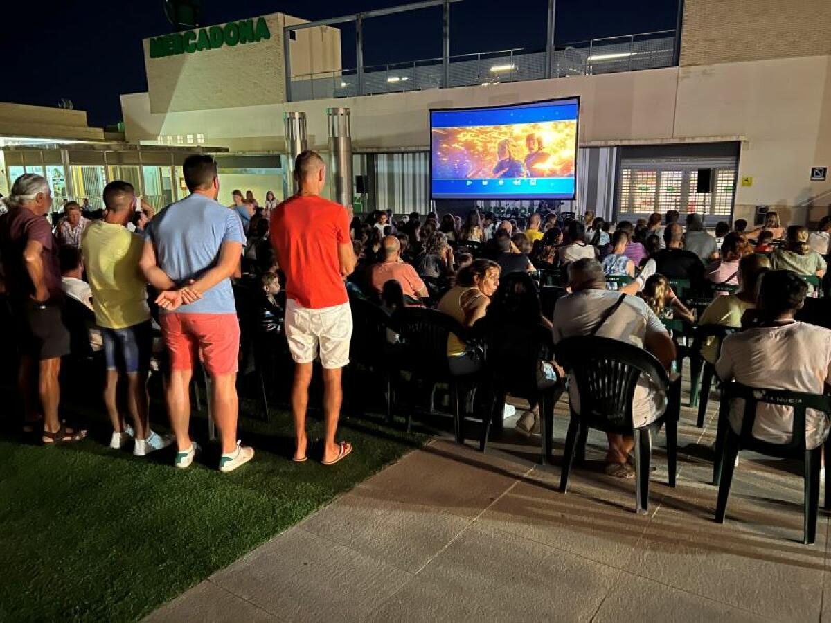 La plaza del Sol acogió la proyección de “Cómo Entrenar a tu Dragón 3”   