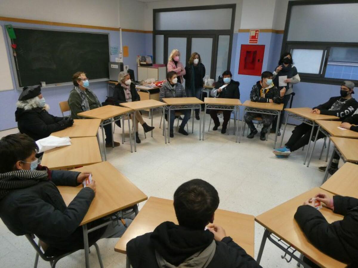 Los alumnos del Instituto “conectan” telefónicamente con mayores solos