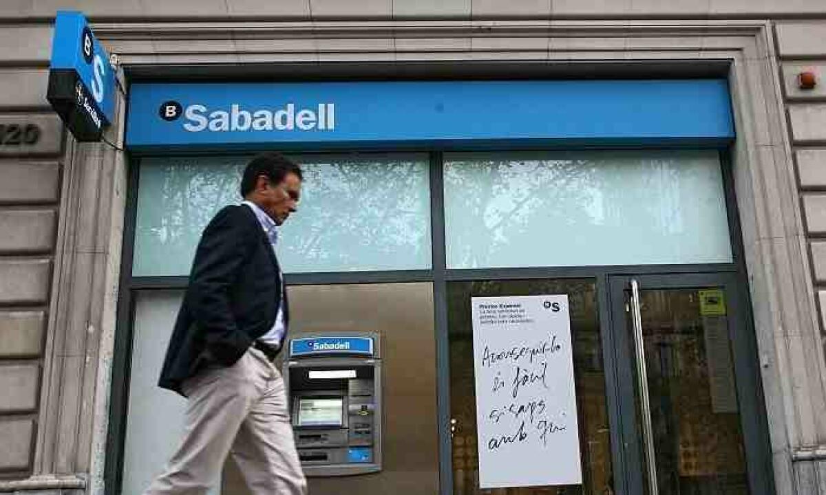 Sabadell, abocado a integrarse tras quedar a la cola en cr&eacute;dito y dep&oacute;sitos