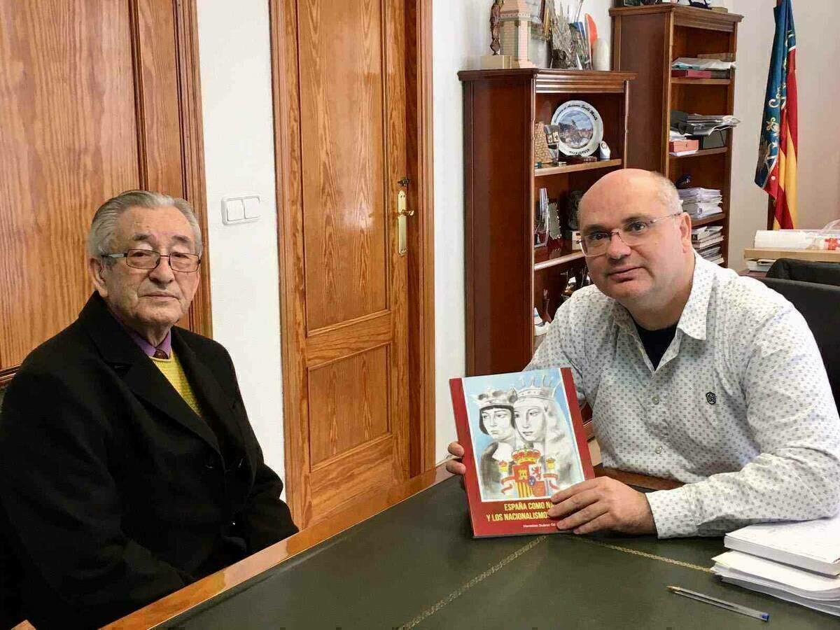 El profesor Herminio Su&aacute;rez Gil presenta al alcalde de la Vila su libro sobre la historia de Espa&ntilde;a