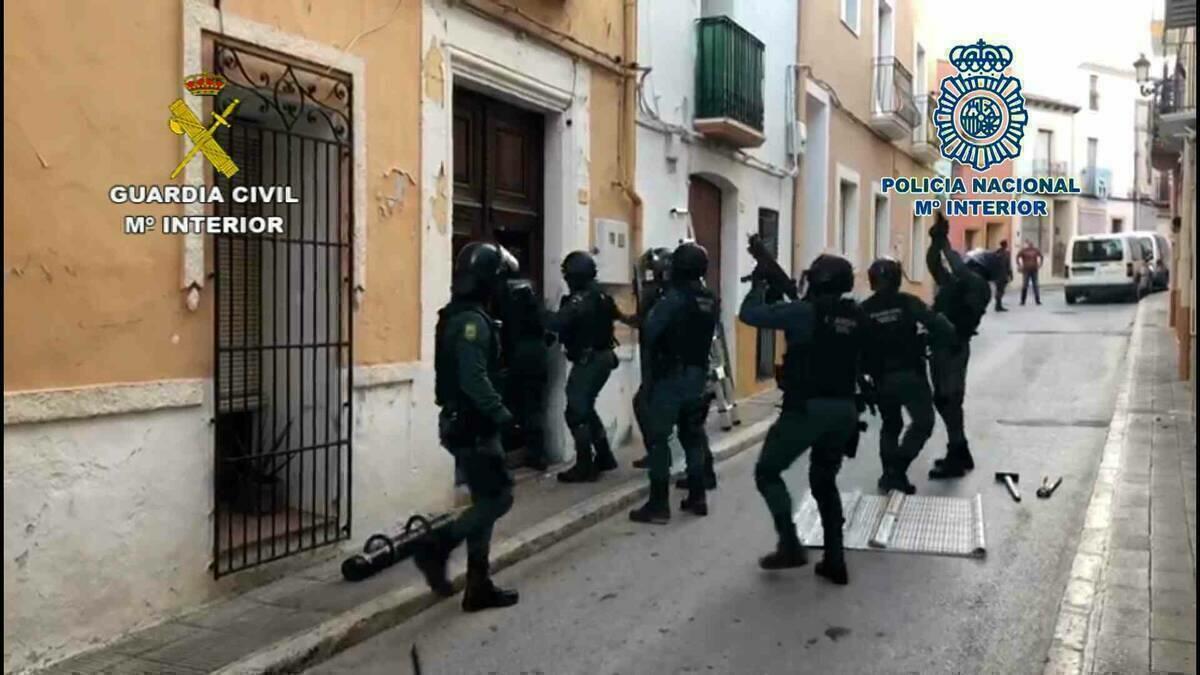 Macrooperaci&oacute;n antidroga: m&aacute;s de 80 agentes de la Guardia Civil y la Polic&iacute;a Nacional han participado en el dispositivo.