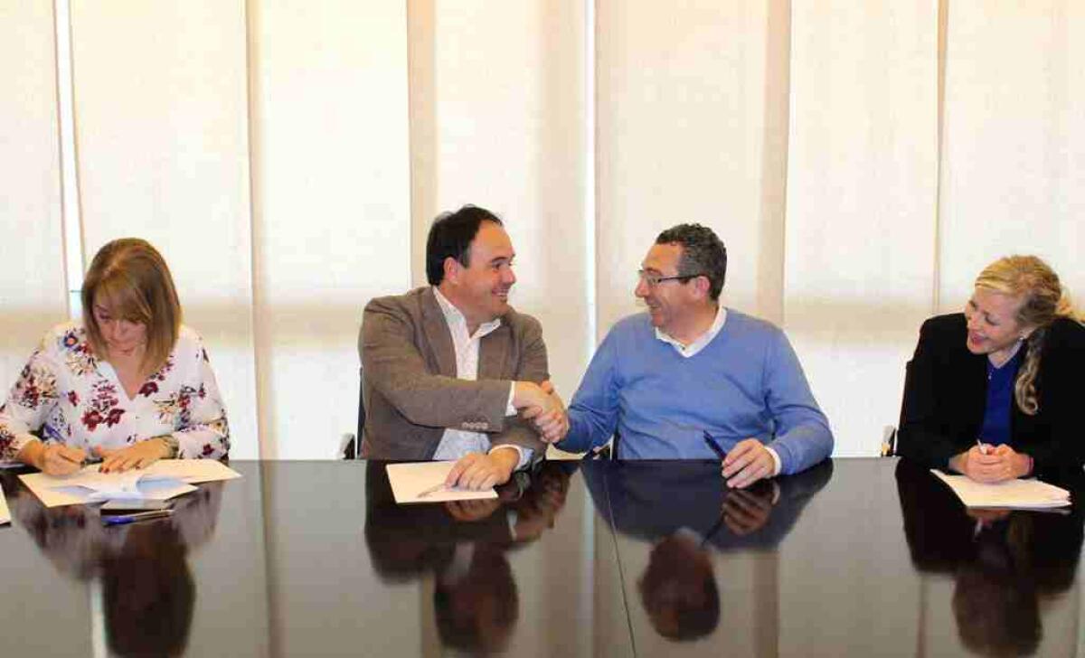 El alcalde de Finestrat firma el convenio para conectar la localidad a la estaci&oacute;n de tratamiento de agua de &ldquo;Terra M&iacute;tica&rdquo;