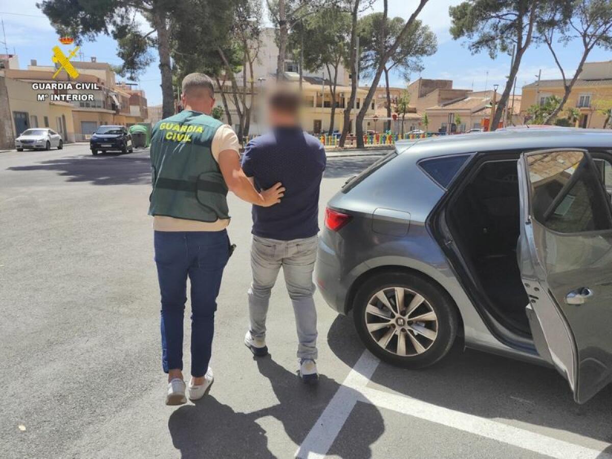 La Guardia Civil detiene al presunto autor de 14 estafas cometidas en Alicante, Jaén, La Coruña, Lugo, Madrid y Zaragoza