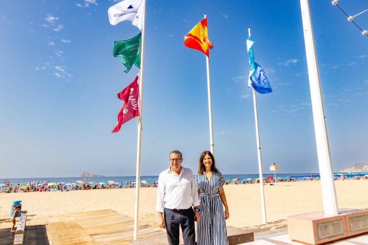 Las playas de Benidorm lucen sus distintivos de calidad, obtenidos tras superar las auditorías más exigentes