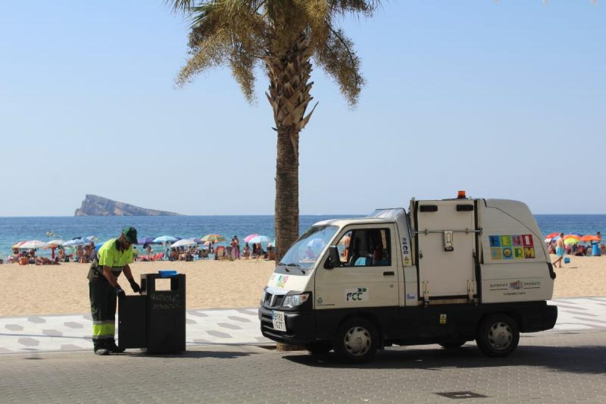 Benidorm inicia un refuerzo en el dispositivo de limpieza por barrios de cara a la temporada estival