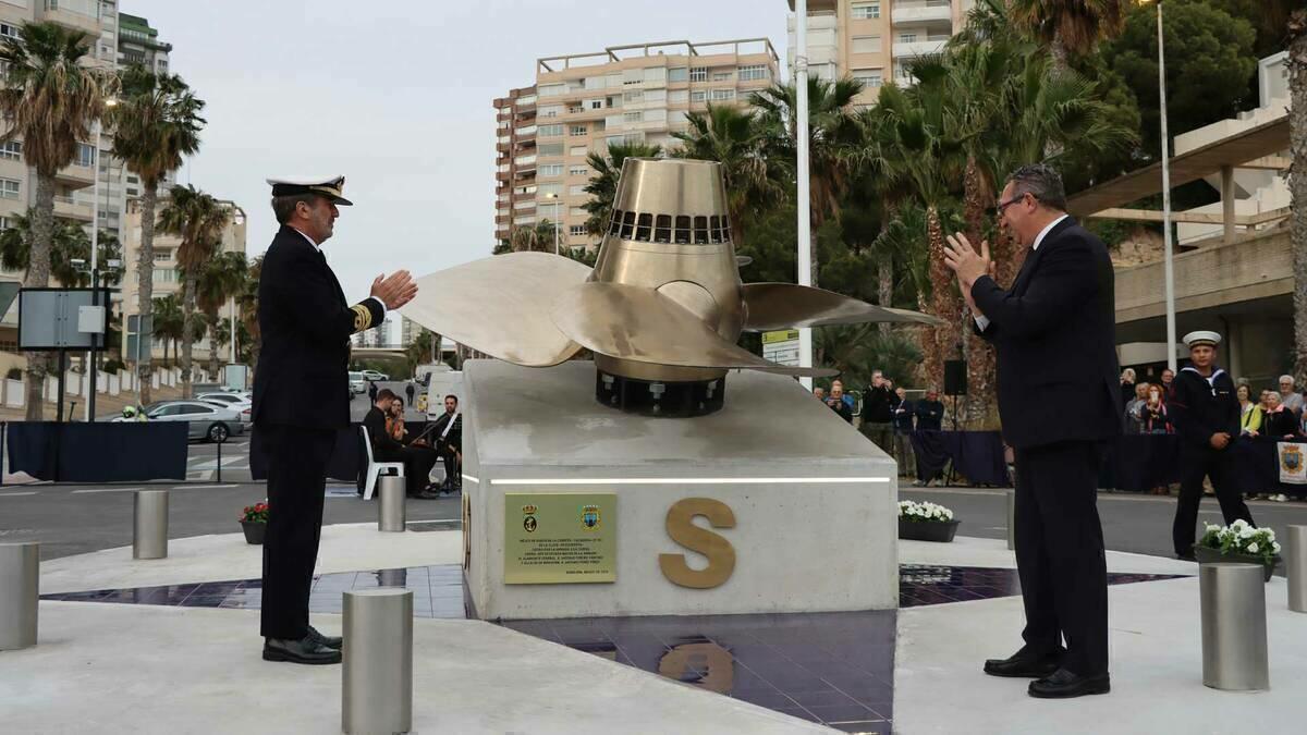 Benidorm y la Armada oficializan en Poniente la cesión al municipio de una hélice de la corbeta ‘Cazadora’, que lucirá en una rotonda 