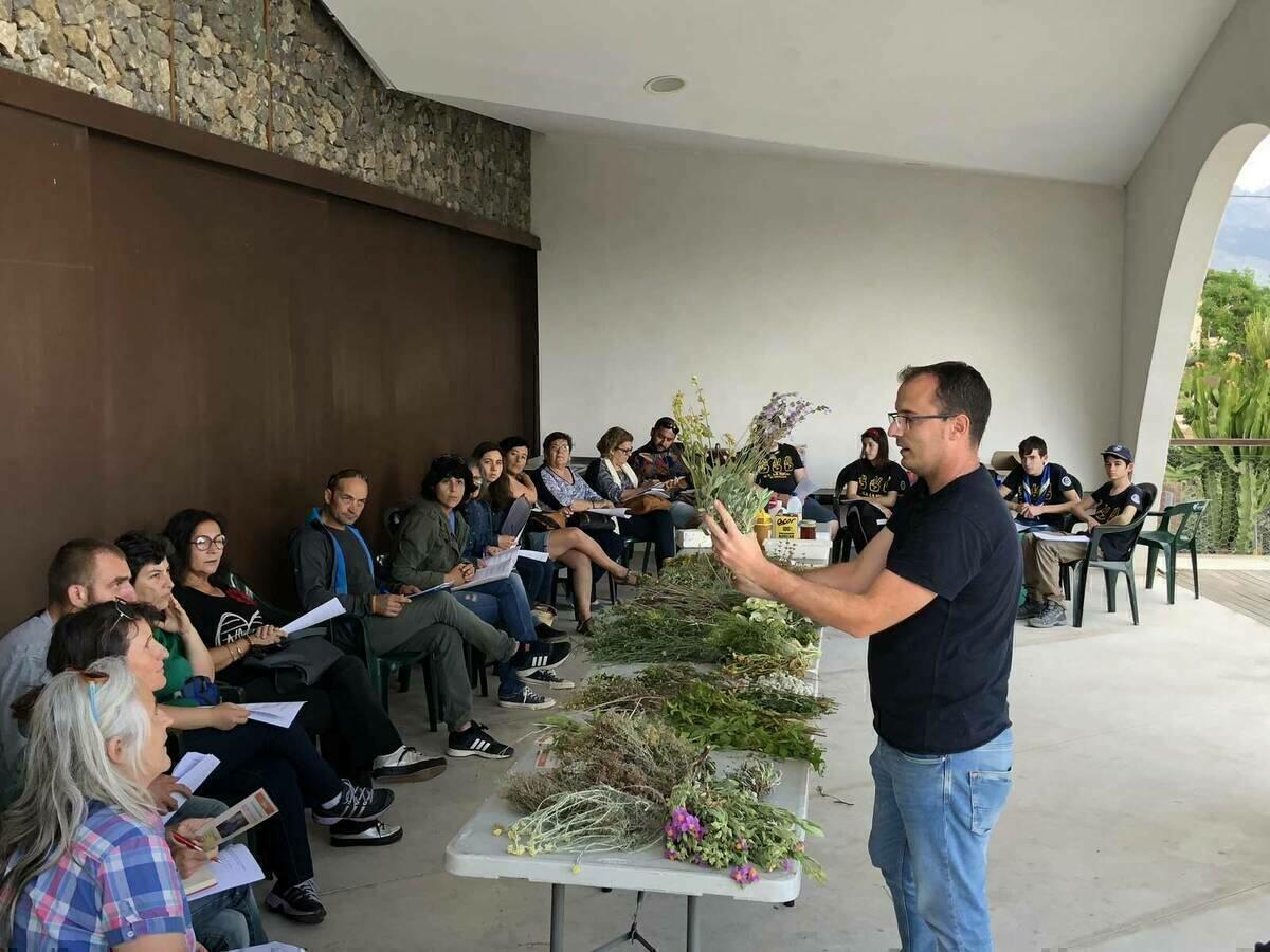La Nuc&iacute;a &middot; 60 alumnos en los Cursos de la UA de Astronom&iacute;a y Plantas Medicinales en el CEM Captivador