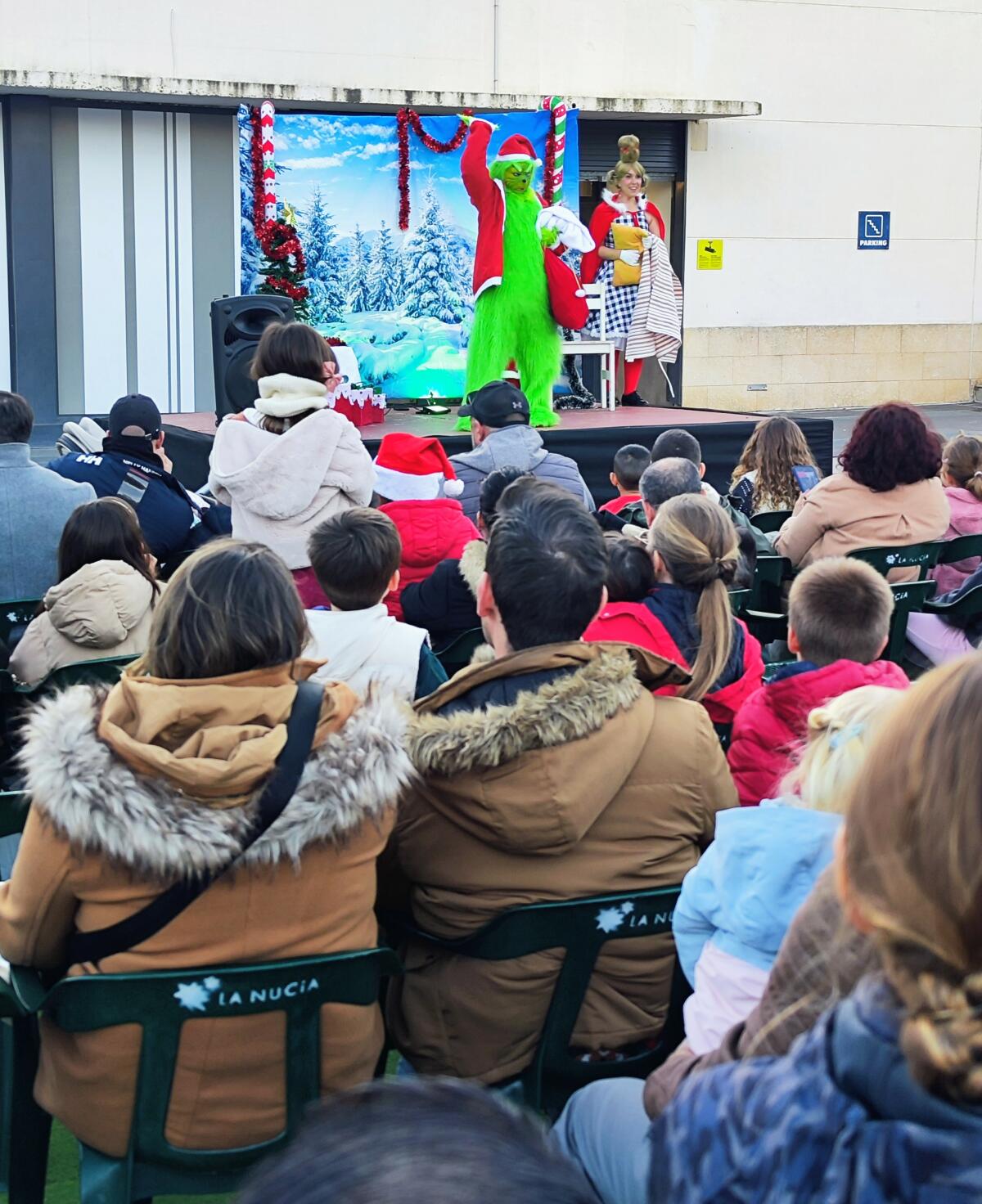 El Grinch hizo disfrutar a ni&ntilde;as y ni&ntilde;os en la plaza del Sol