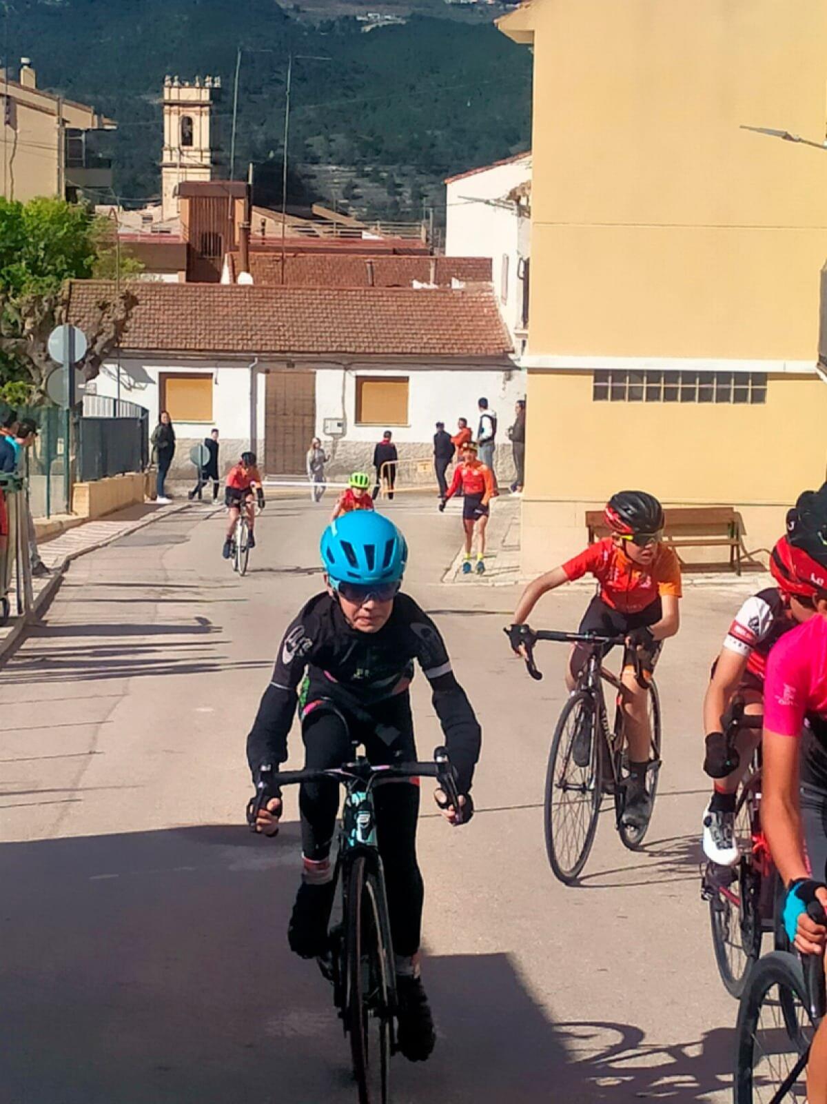 Ciclistas de la Marina Baixa en Tibi