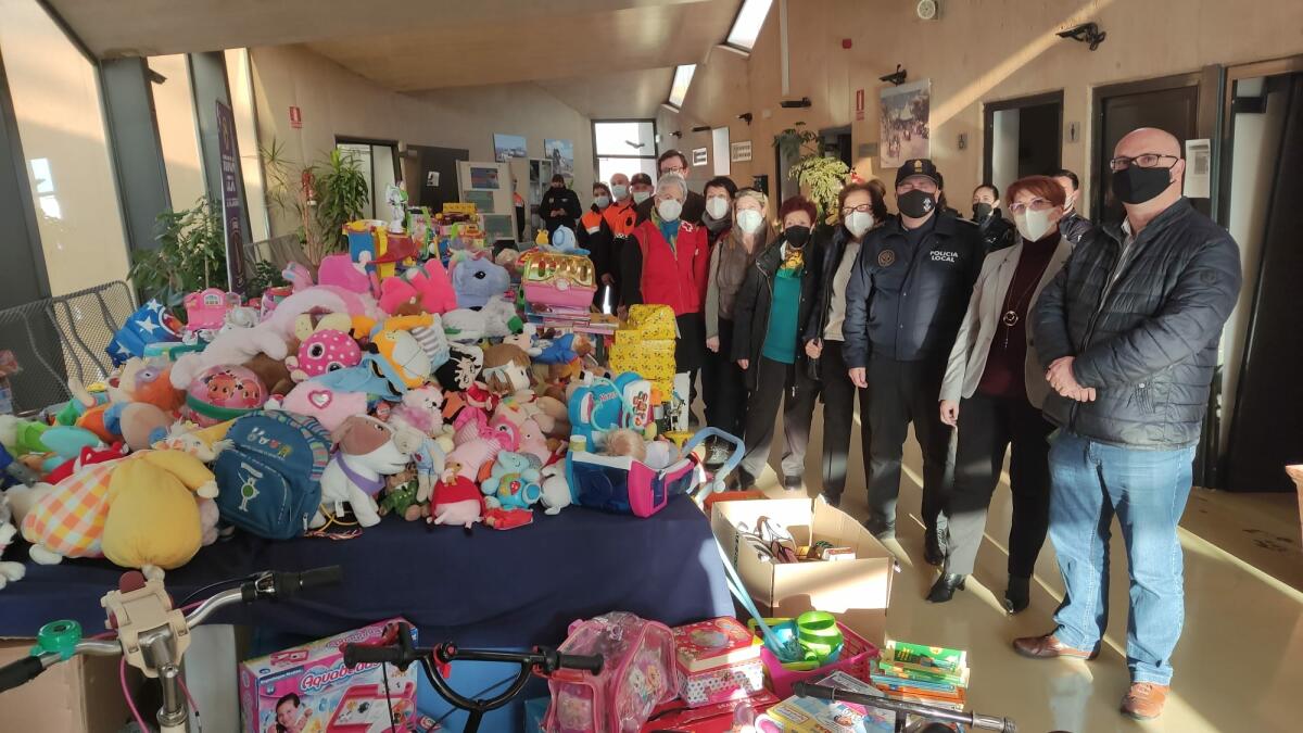 Policía Local de la Vila hace entrega de los más de 3.000 juguetes donados durante la campaña solidaria “Cap Xiqueta ni Cap Xiquet Sense Joguet"