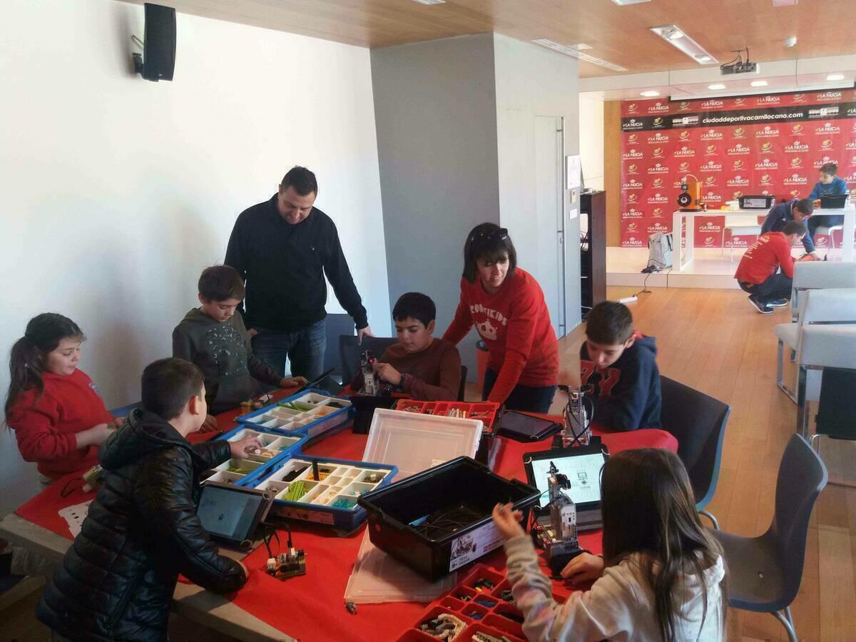 La Nuc&iacute;a &middot; 8 ni&ntilde;os participan en el Campamento de Navidad de Rob&oacute;tica y Tecnolog&iacute;a