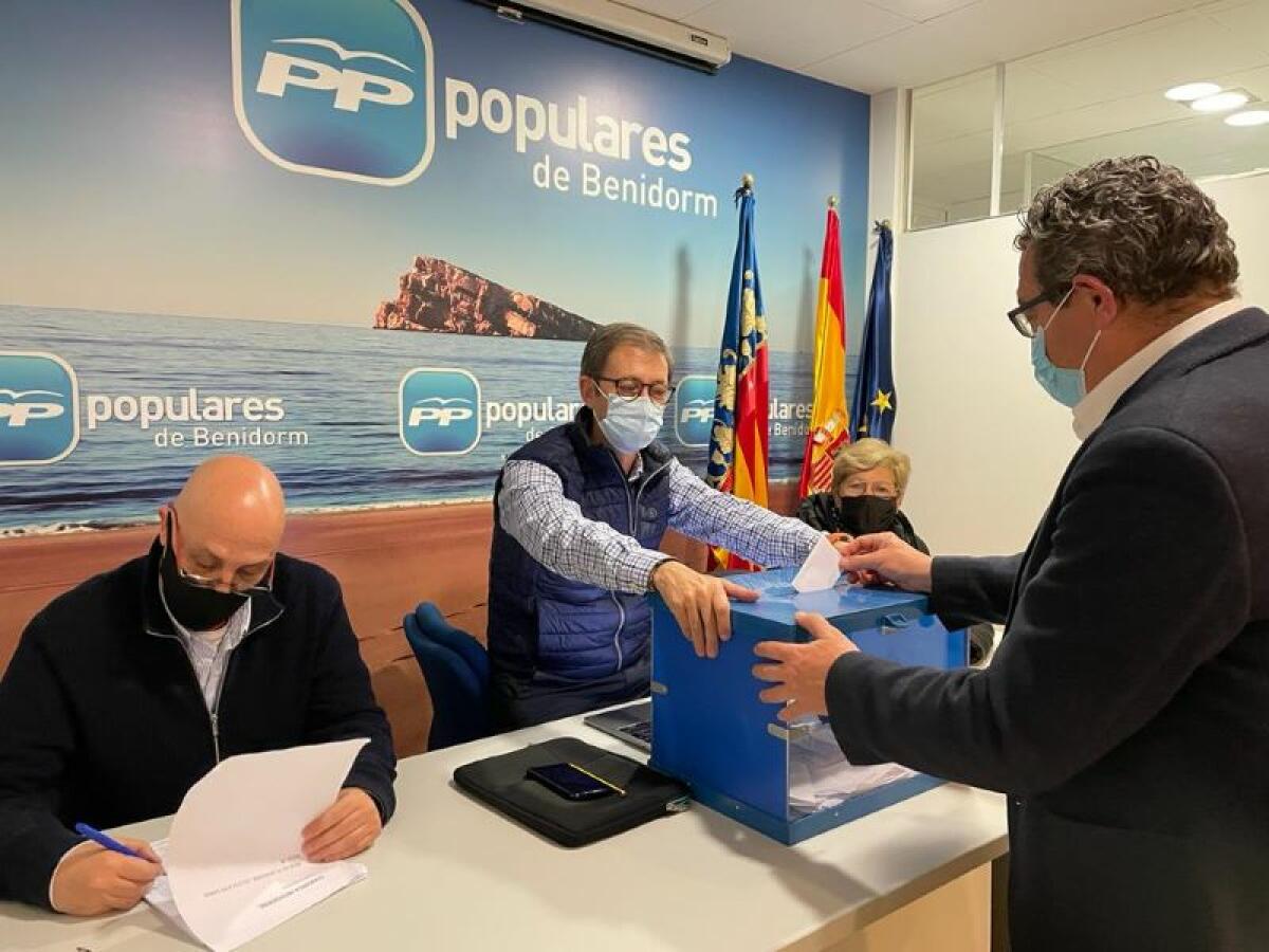 LOS AFILIADOS DEL PARTIDO POPULAR DE BENIDORM DAN SU APOYO MASIVO A LA CANDIDATURA DE ALBERTO NUÑEZ FEIJÓO.