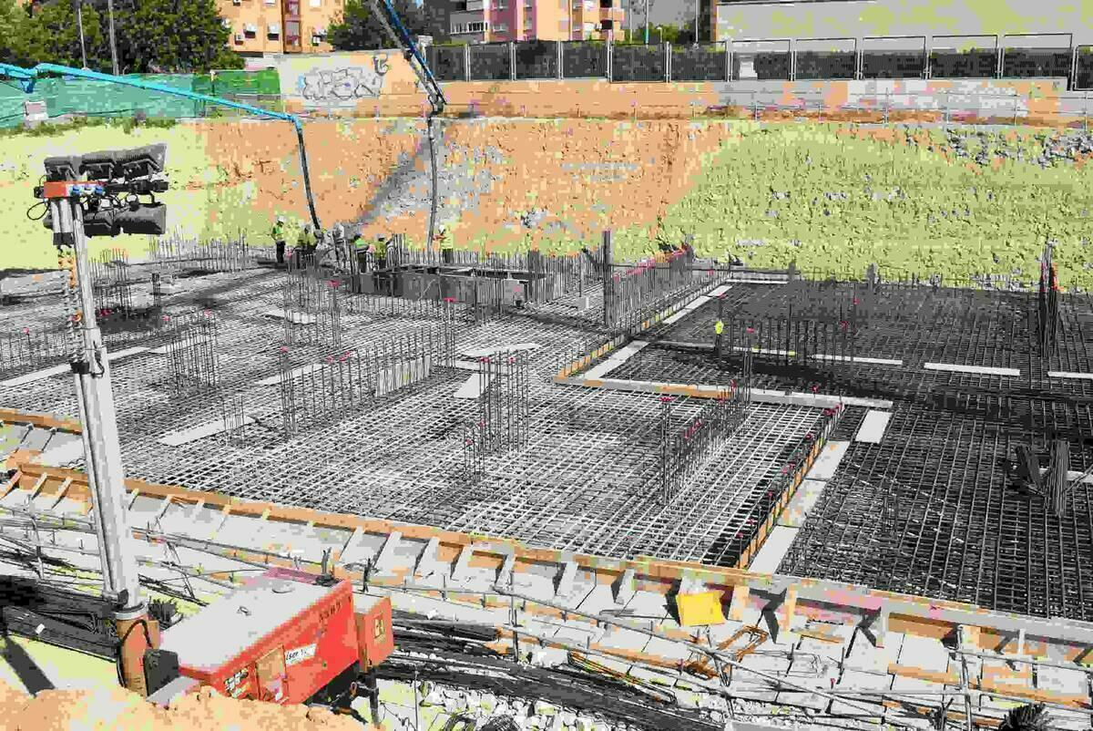Alibuilding ejecuta el hormigonado de la losa con m&aacute;s de 2.500 metros c&uacute;bicos de hormig&oacute;n y 215 toneladas de acero para sostener el primer rascacielos del Benidorm post-coronavirus.