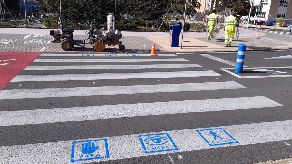 ‘Para, mira, cruza’, los nuevos pasos de peatones didácticos en las zonas escolares