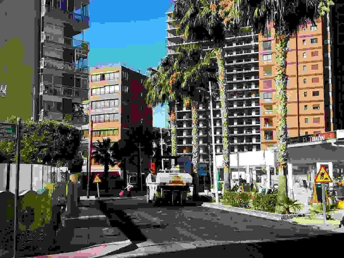 Recta final de los trabajos de reurbanización en la avenida Marina Baixa de la Cala de Finestrat
