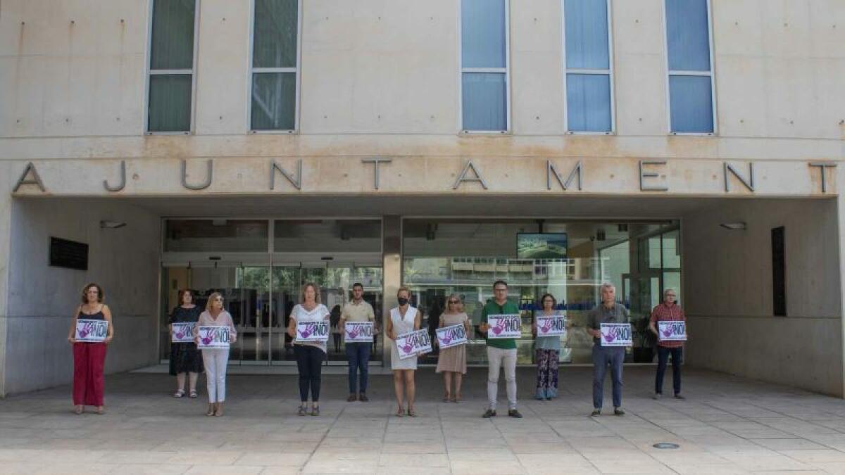 Concentración silenciosa en Benidorm tras la confirmación del crimen machista de Alzira