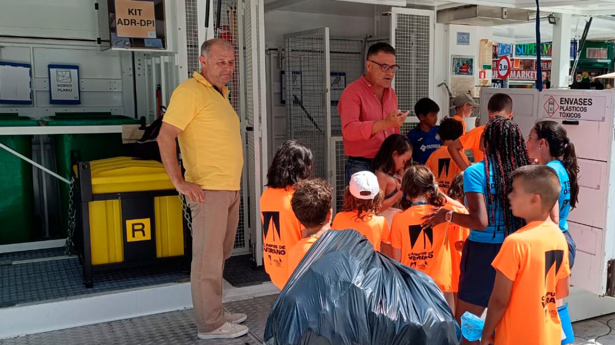 El presidente del Consorci Mare y concejales de Benidorm reciben en el ecomóvil al alumnado de la escuela de verano del Club Náutico 